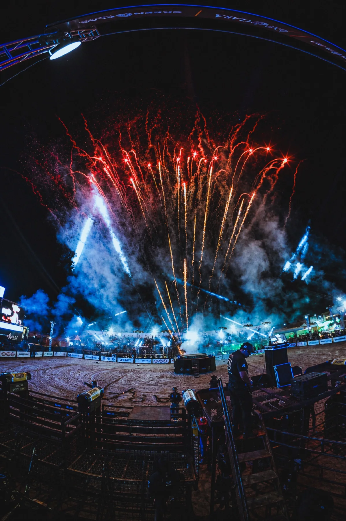 Arena da ExpoClara 2026 iluminada por fogos de artifício