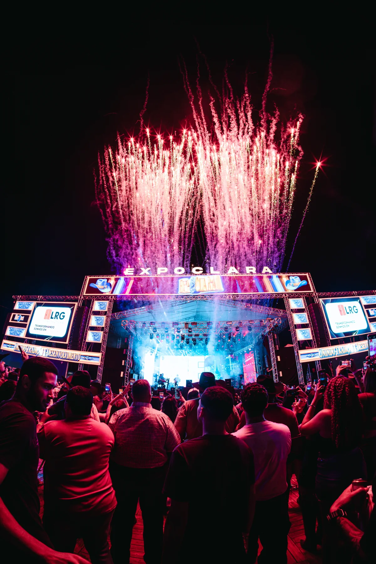 Estrutura do palco principal da ExpoClara 2026 em Água Clara