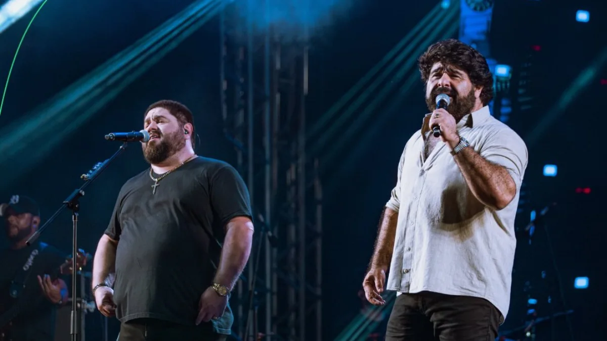 César Menotti e Fabiano no palco da ExpoRibas 2026